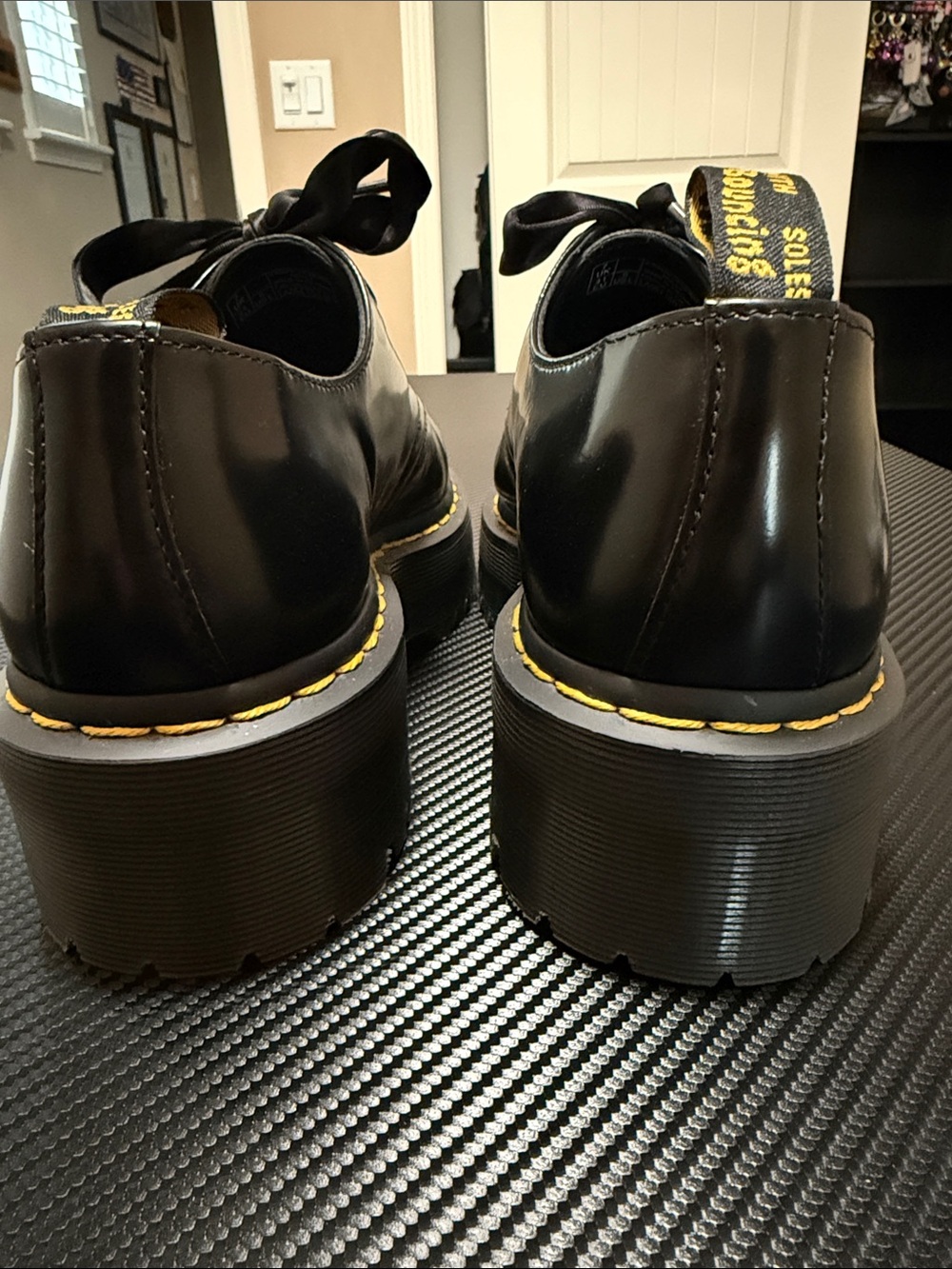 Dr. Martens Holly Black Leather Satin Ribbon 2-Eye Oxford Sz 9/w (runs large) - Picture 3 of 7